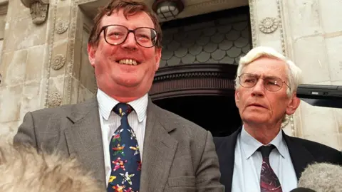 Pacemaker Former First Minister David Trimble and former Deputy First Minister Seamus Mallon face the microphones in 1998