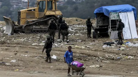 EPA Law enforcement officers search an area in Niteroi, in the metropolitan region of Rio de Janeiro, Brazil, 16 August 2017