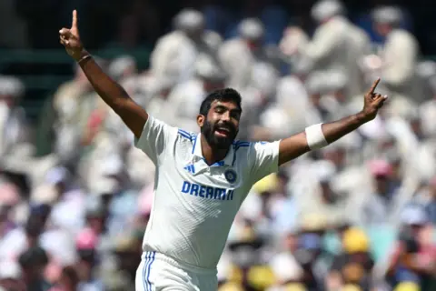 AFP Jasprit Bumrah dari India merayakan keberhasilan bandingnya, dengan memecat Marnus Labuschagne dari Australia pada hari kedua pertandingan Tes kelima antara Australia dan India di Sydney Cricket Ground pada 4 Januari 2025. 