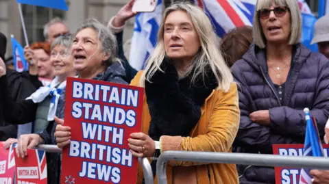 e190a240-4c6b-11f1-bb3d-27e61389201e.jpg Thousands gather for protest against antisemitism in London