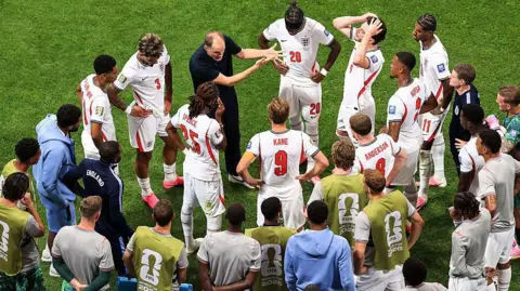 Thomas Tuchal talks to his players during the hydration break in the game against DR Congo