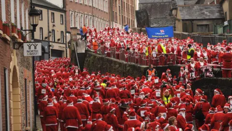 PAcemaker 10,000 santas gather in the streets of Derry