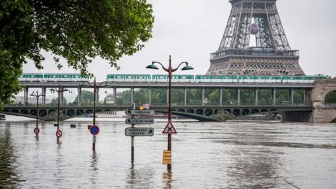 Paris flooding: Record rainfall hits French capital - BBC News