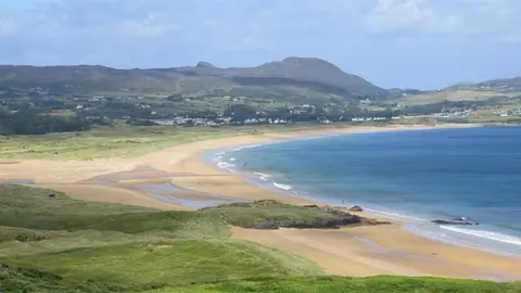 © Richard Webb/CC Geograph Ballymastoker Bay, stretching out towards Portsalon