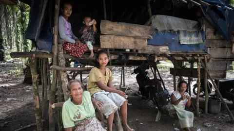 Nopri Ismi Siti with her family