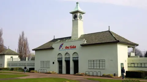 Geograph/Julian Dowse Peterborough Lido