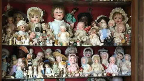 Special Auction Services Dolls