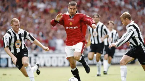 Getty Images Eric Cantona menari melalui sekelompok pemain Newcastle United di Charity Shield 1996