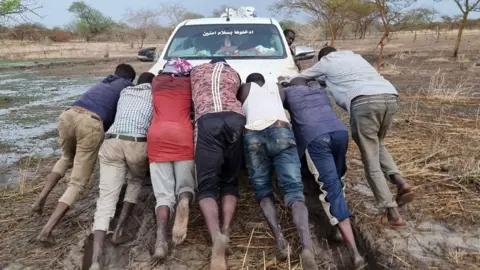 Mohamed Zakaria People pushing a car