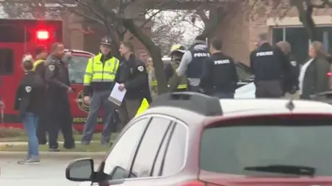 Policiais do lado de fora da Abundant Life Christian School em Madison, Wisconsin