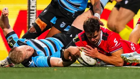 Alfred Parisien of Lyon scores a try