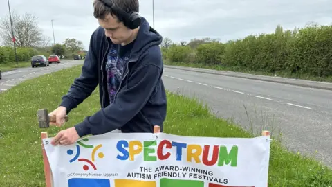 Spectrum Roadside banner installation