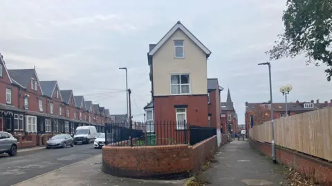 Elizabeth Baines / BBC A terraced street in Leeds which leads onto a back alleyway