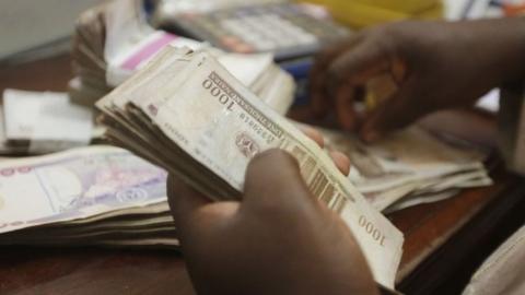 Nigerian economy slips into recession - BBC News