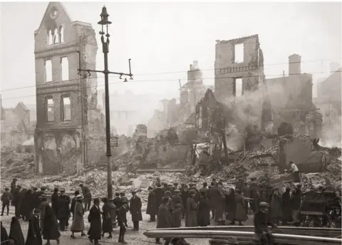 Getty Images/Hulton Archive/FPG The ruins of Cork city in 1920 after the Black and Tans and Auxiliaries started fires in retaliation for IRA attacks