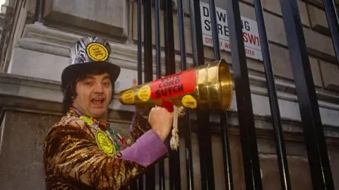 3a975550-6bf2-11f1-8631-5f302ec8cd09.jpg Why candidates dress up and run in major UK elections