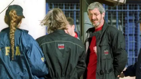 ENRIQUE GARCIA MEDINA/AFP Leonardo Bertulazzi (R), vermeend voormalig hoofd van de Italiaanse militante groepering Rode Brigade, geëscorteerd door de Argentijnse politie na zijn arrestatie op 4 november 2002 in Buenos Aires)