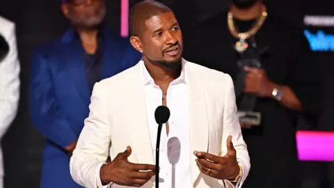 盖蒂图片社获奖者 Usher 于 2024 年 6 月 30 日在加利福尼亚州洛杉矶孔雀剧院举行的 2024 年 BET 大奖颁奖典礼上登台接受终身成就奖。
