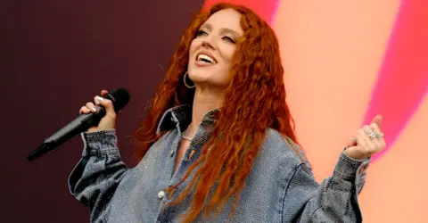 Getty Images English singer and songwriter Jessica Hannah Glynne, known professionally as Jess Glynne, performs live on stage at the Isle of Wight Festival.