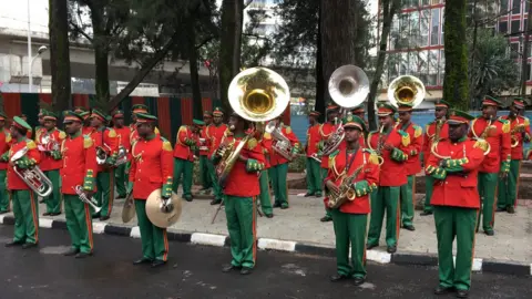 Kalkidan Yibeltal/BBC Band outside the Eritrean embassy