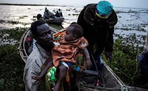 AFP Internally displaced Congolese return to the shore line of lake Albert after spending the night out in the lake for safety on March 05, 2018 in Tchomia. Displaced Congolese, fleeing inter-communal violence in the Ituri region of the Democratic Republic of the Congo, make their way to the Tchomia on the DRC side of Lake Albert in search of safety and boats to make the crossing to the safety of the refugee camps in Uganda