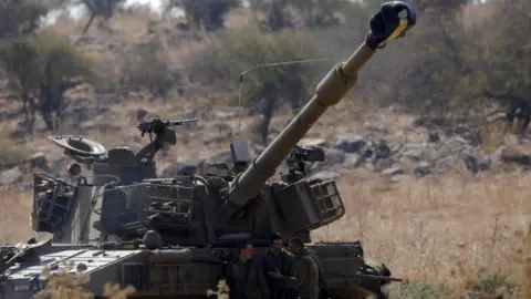 EPA Israeli artillery deployed near the Israeli-Lebanon border. Photo: 1 September 2019