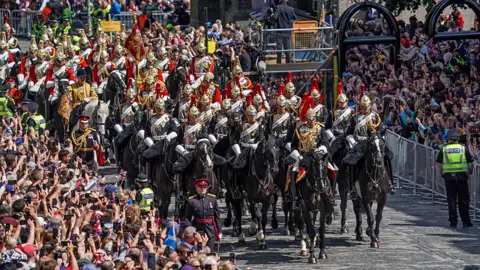 Reuters Household Cavalry on the Royal Mile