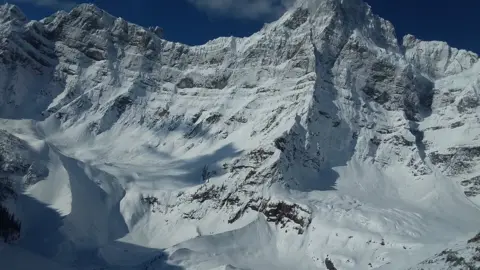 Top climbers die in Canadian avalanche