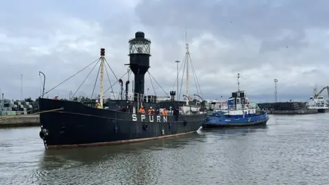 @HullMaritime Spurn lightship on the move