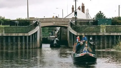 Maurice Pullin / Geograph Canal lock at Torksey