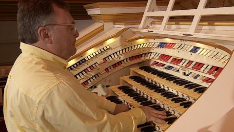 Cinema Organs: Porth Breathes New Life Into Film Music History - BBC News