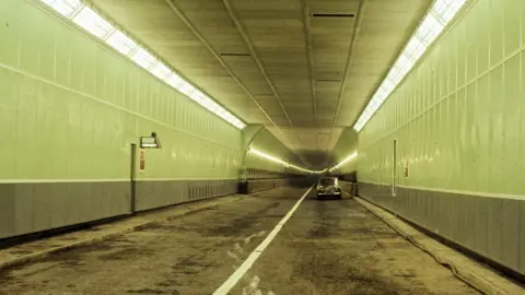 Scottish Roads Archive The Northbound tunnel completed June 1963