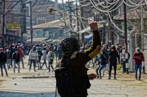 Getty Images Kashmiri women journalists hold placards as they protest against the continued communication blockade by the Indian authorities after the revocation of special status of Kashmir on October 03 , 2019 in Srinagar,