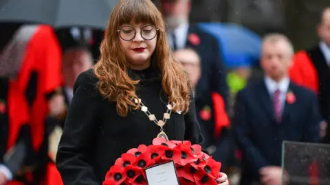 Andrew McCarroll/Pacemaker Áine Groogan laying a wreath