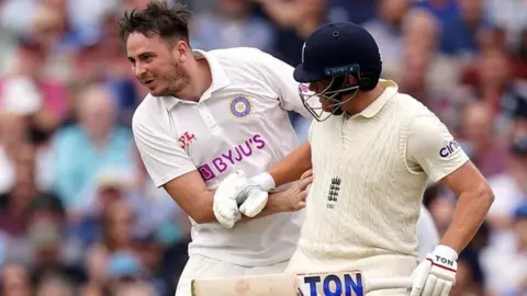 Daniel Jarvis collides with England batsman Jonny Bairstow