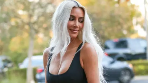 Kim Kardashian ameaça processar Roblox devido a jogo que alegava ter a sua  sex tape