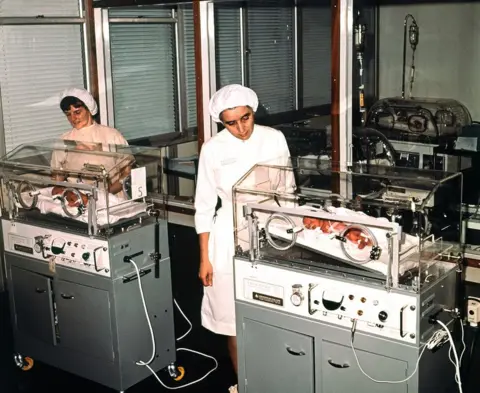 Getty Images The five surviving babies of sextuplets born to Sheila Thorns are seen in incubators at Birmingham maternity hospital