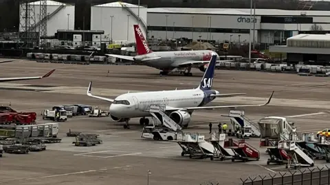 Julian Hollander SK4609 at Manchester airport