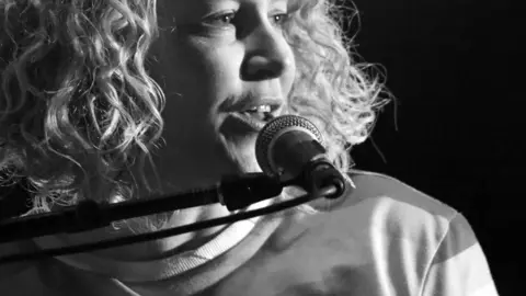 Jo Allen Photography Susy Wall performing