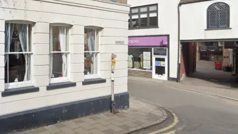 Google George Street in Huntingdon