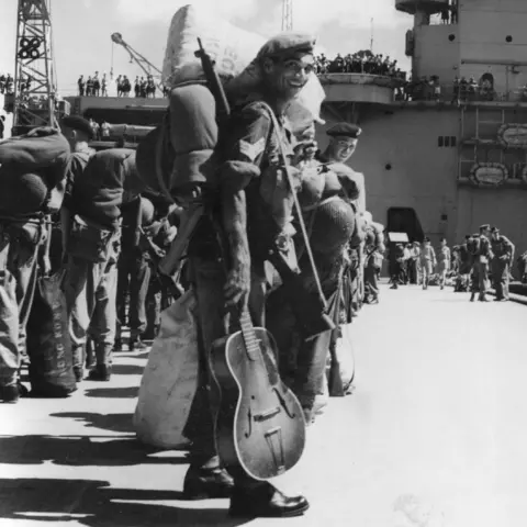 Getty Images British soldiers in Hong Kong bound for Korea in August 1950
