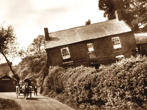 Alamy The Crooked House in Himley in the early 1900s