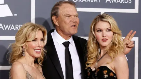 Reuters Glen Campbell with his wife Kim (L) and daughter Ashley at the Grammy Awards in Los Angeles in 2012