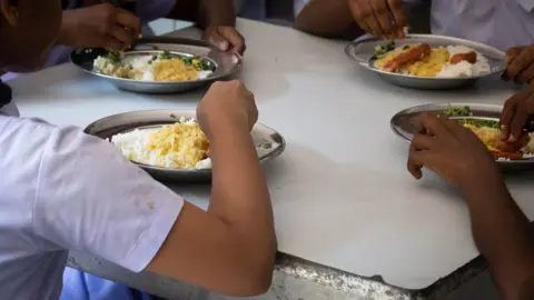 Ishara Danasekara/BBC Children eating a meal at the Samata Sarana Christian charity in Colombo