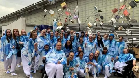 Leanna Horne Leanna Horne, pictured right has a photo taken alongside all the performers from the book chorus who took part in the opening of the Commonwealth Games