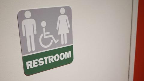 Texas judge blocks Obama's transgender bathroom directive - BBC News