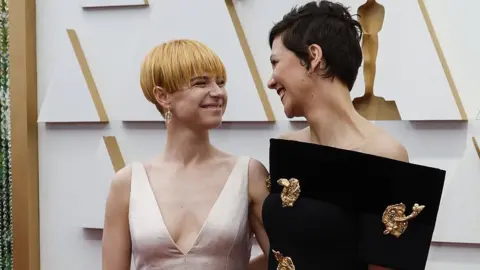 Getty Images Jessie Buckley and Maggie Gyllenhaal