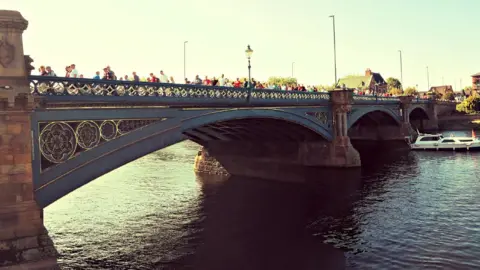 Steven Thompson Football crowd 2019