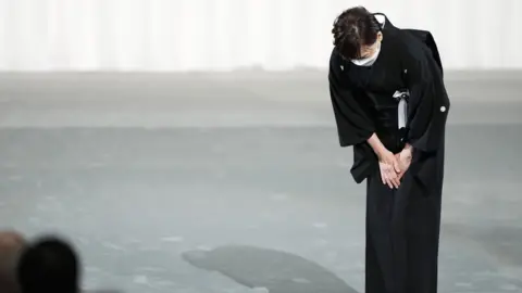 Getty Images Akie Abe, widow of former Japanese Prime Minister Shinzo Abe, bows during the state funeral of former Japanese Prime Minister Shinzo Abe at Nippon Budokan in Tokyo, Japan, 27 September 2022.