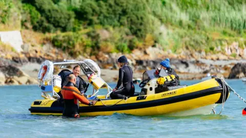 Lewis Jefferies/WWF Divers collecting seagrass seeds